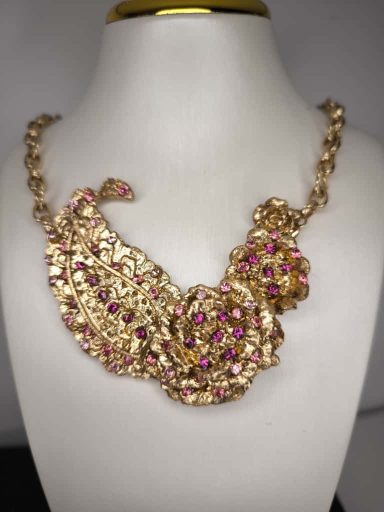 Collar pasley + crisantemos: 79€